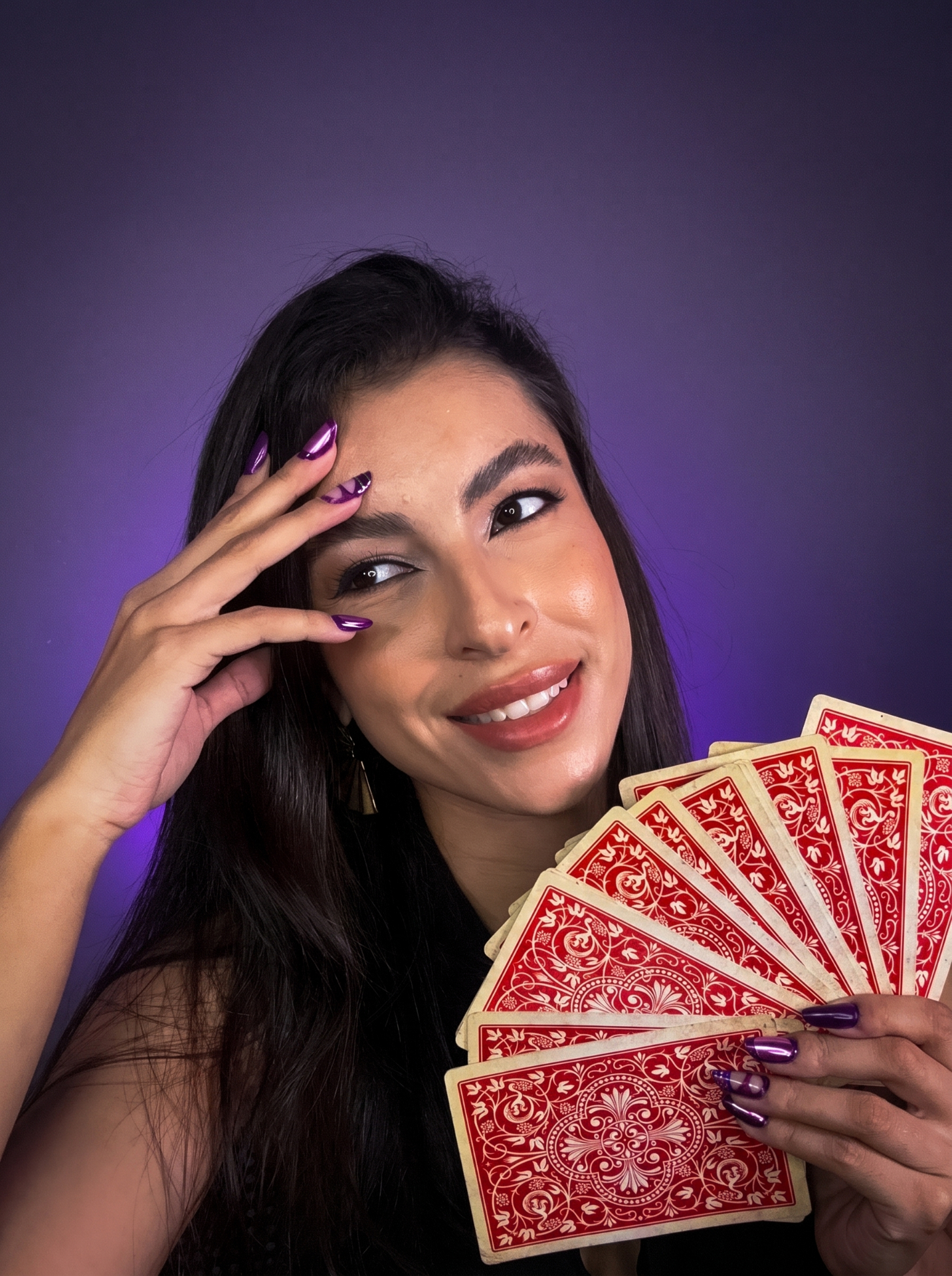 Karine do Axé — cartomante, segurando o baralho